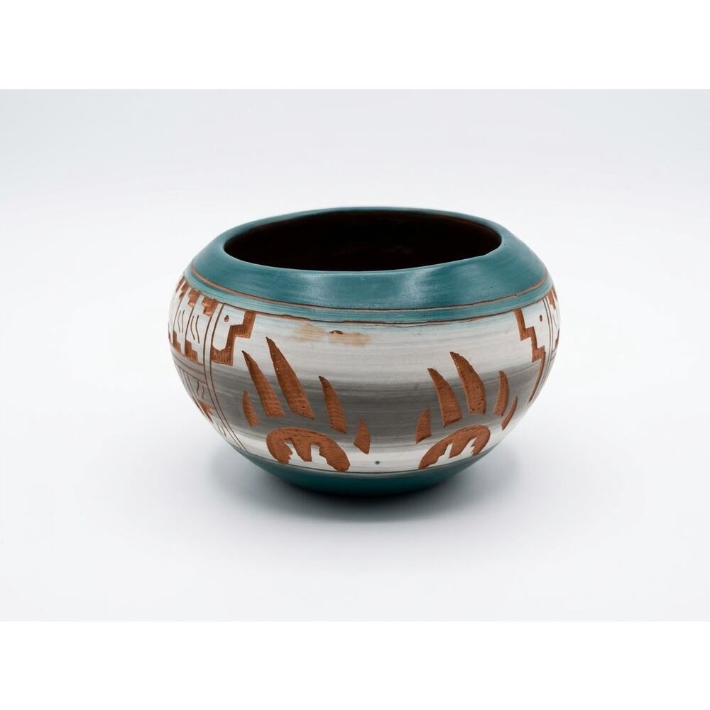 Vintage Navajo Etched Pottery Bowl Signed T.C. Dineh - Large Bear Paws Pot - Picture 3 of 8